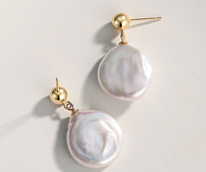 Shaped pearl earring